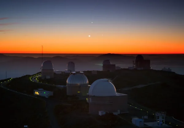 2013 metų nuotraukoje virš La Siljos observatorijos užfiksuotas retas Jupiterio, Veneros ir Merkurijaus išsidėstymas