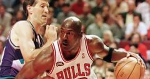 Michaelo Jordano 1998 metų NBA finalo marškinėliai parduoti už 12,3 mln. dolerių
