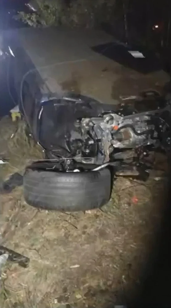 Vokietijos autobane „Tesla Model S Plaid“ sudužo po padangos sprogimo