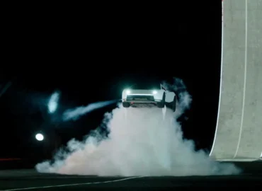 Tesla prie McGregor pristatė atnaujintą Roadster 2 prototipą