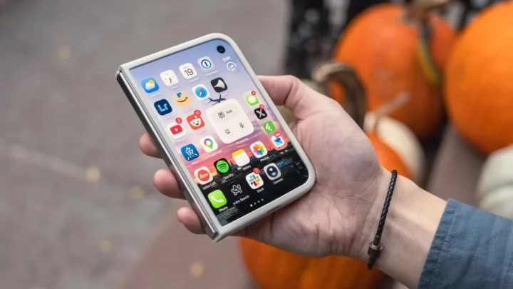 „iPhone Duo“ naudotojai skundžiasi lengvai išsitepančiu vidiniu ekranu