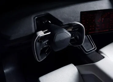 Tesla pristatė atnaujintą naujos kartos Roadster modelį