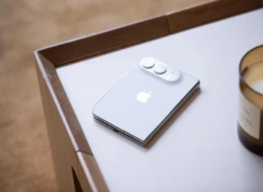 Technologijų apžvalgos: sulankstomas „Apple iPhone Duo“ naudoja „Touch ID“ šoniniame mygtuke