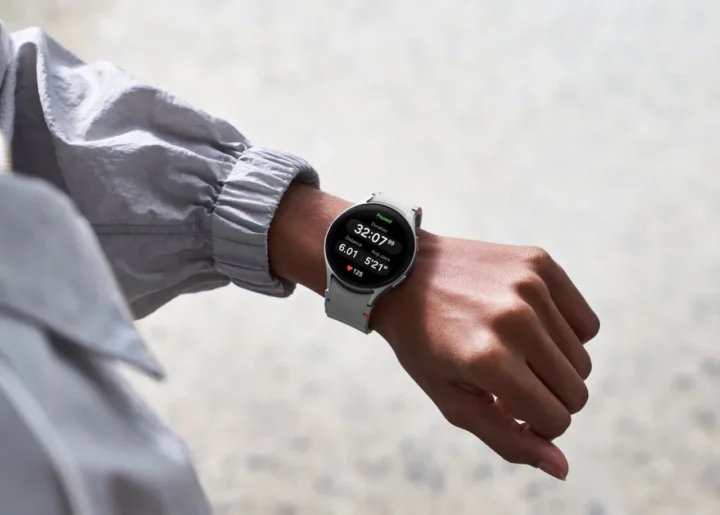 Galaxy Watch naudotojai pranešė apie raudonas žymes ant riešo ir kai kurių laikrodžių baterijos išsikrovimą