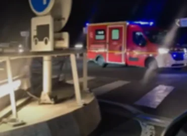 Prancūzijos pusėje prie Lamanšo tunelio autobusas atsitrenkė į sustojusį traukinį, sužeista 19 žmonių