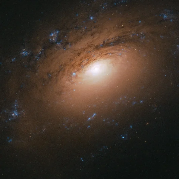 Hubble paskelbė spiralinės galaktikos NGC 3169 vaizdą