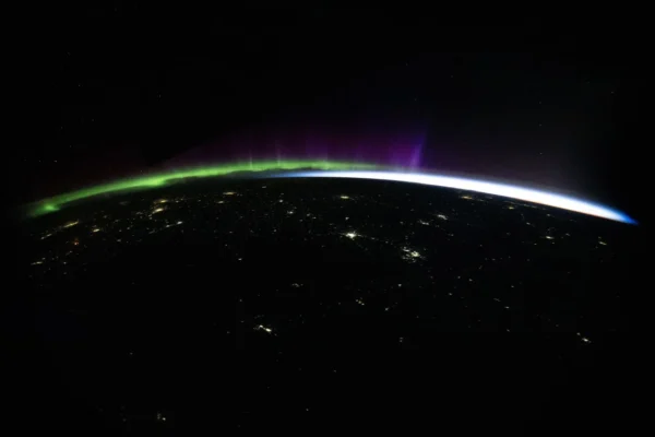 Virš Žemės iš TKS užfiksuota žalia ir violetinė pašvaistė
