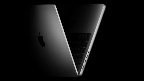 Pranešama apie plonesnius ir lengvesnius MacBook Pro su OLED ekranais