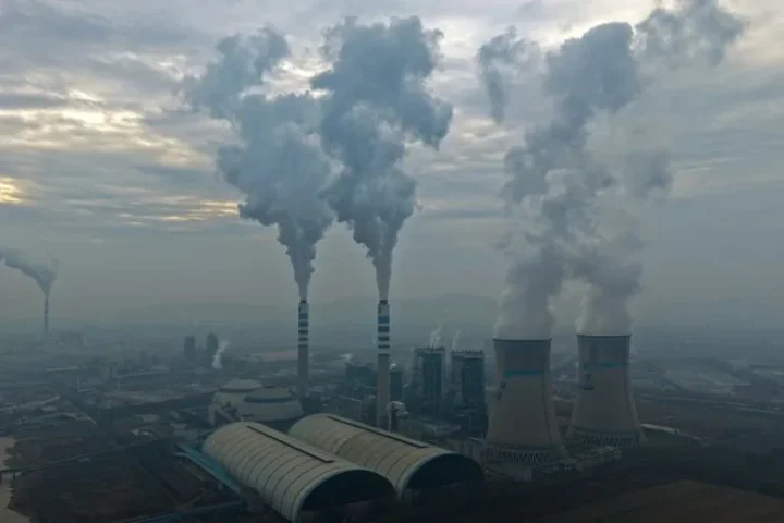 Jungtinių Tautų ataskaita: 2025 metų pasaulinės šiltnamio dujų emisijos galėjo neaugti, bet atšilimo trajektorija nesikeičia