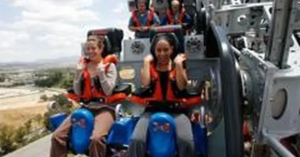 Six Flags uždarė amerikietiškus kalnelius X2 po ieškinių dėl smegenų sužalojimų