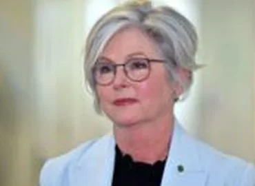 Australijos parlamentarė Helen Haines sunkiai sužeista po, kaip įtariama, tyčinio automobilio išpuolio