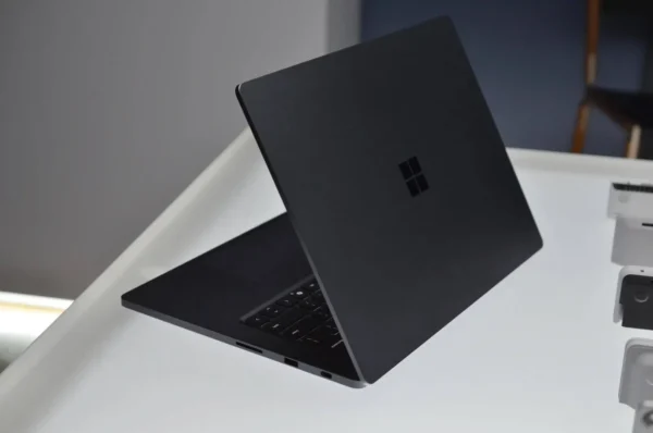 Microsoft atidarė Surface Laptop Ultra išankstinius užsakymus