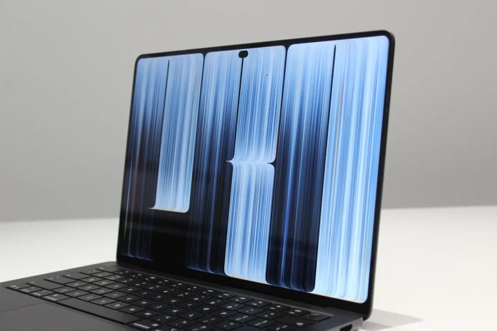 Naujasis „Apple“ MacBook Pro gavo iki 2 000 nitų OLED ekraną