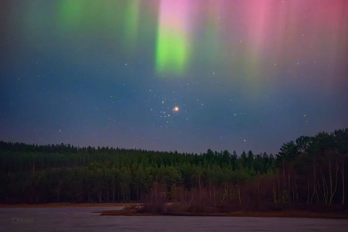 Virš Lansjärvo nufotografuota pašvaistė, Marsas ir M44 spiečius