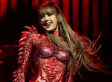 Sue Kim papasakojo apie darbą su Blackpink nare Lisa kilus rasės skandalui