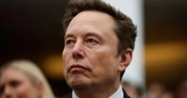 Elonas Muskas viešai sukritikavo Mukeshą Ambani dėl Starlink padėties Indijoje