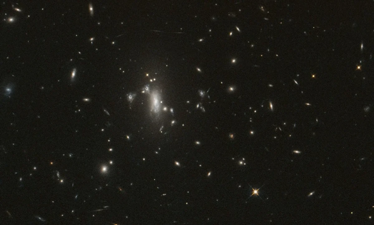 Hubble 200 tūkstantąją orbitą pažymėjo stebėdamas galaktikų spiečių MACS J0417