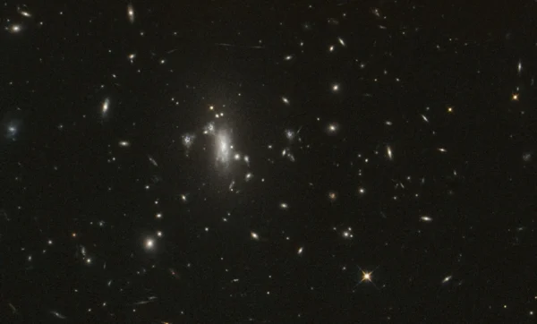 Hubble 200 tūkstantąją orbitą pažymėjo stebėdamas galaktikų spiečių MACS J0417