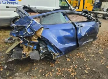 Vokietijos autobane „Tesla Model S Plaid“ sudužo po padangos sprogimo