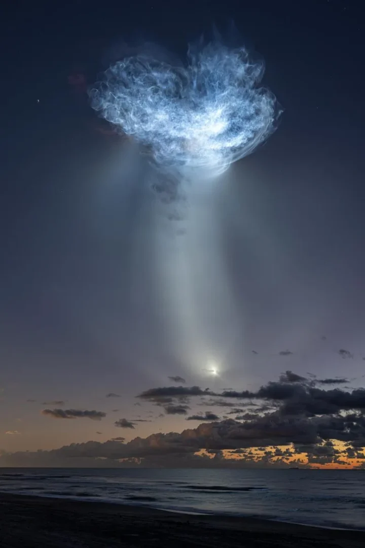 Virš rytinės JAV dalies po Falcon 9 starto pasirodė vadinamoji „medūza“