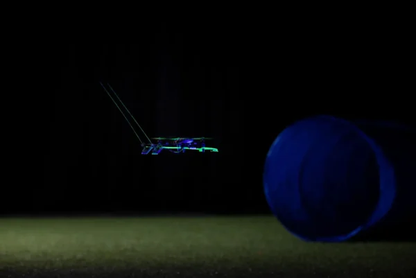 Dirbtiniai ūsai padeda mažiems dronams skraidyti tamsoje
