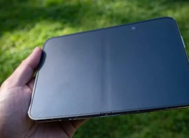 Technologijų apžvalgos: sulankstomas „Apple iPhone Duo“ naudoja „Touch ID“ šoniniame mygtuke