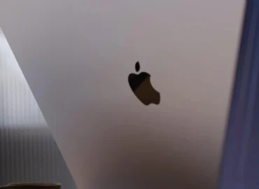 Naujasis „MacBook Pro“ pristatytas su PROLED XDR ekranu ir šviečiančiu „Apple“ logotipu