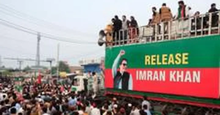 Pakistano valdžia uždarė Imrano Khano politinę tvirtovę, tačiau tai gali padidinti nestabilumą