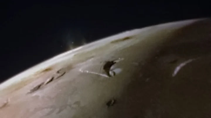 Juno užfiksavo du vulkaninius pliūpsnius virš Jupiterio palydovo Io horizonto