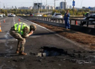 Per dronų ataką Kyjive smogta Pivničnyj tiltui
