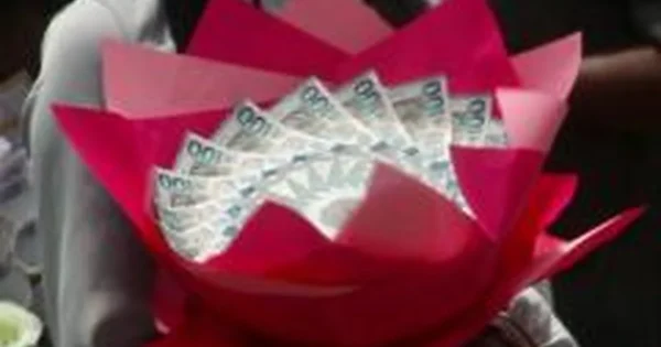 Akroje sulaikyti septyni žmonės dėl Ganos banknotų naudojimo „pinigų puokštėms“
