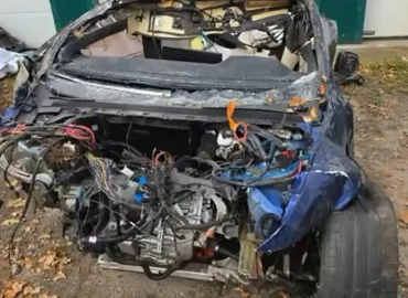 Vokietijos autobane „Tesla Model S Plaid“ sudužo po padangos sprogimo