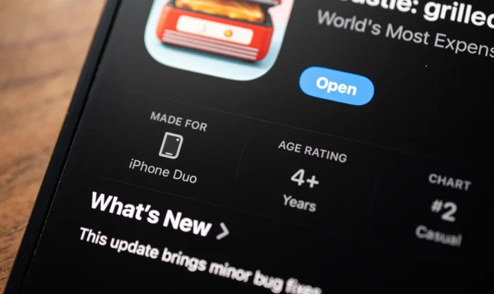 Apple pristatė pirmąjį sulankstomą telefoną „iPhone Duo“