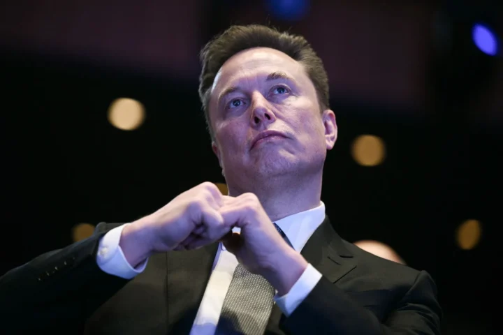 Elonas Muskas per pirmąsias dvi spalio savaites skyrė dar daugiau kaip 76 mln. dolerių America PAC
