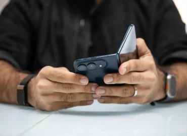 Technologijų apžvalgos: sulankstomas „Apple iPhone Duo“ naudoja „Touch ID“ šoniniame mygtuke
