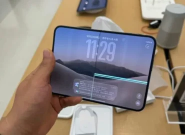 Pranešta apie kai kurių „iPhone Duo“ vidinio ekrano įtrūkimus ties lankstu