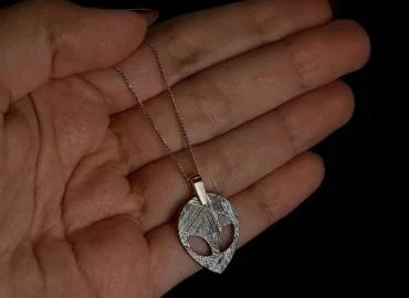 Prekyboje siūlomi Muonionalusta meteorito pakabukai iš Švedijos Norrbotteno