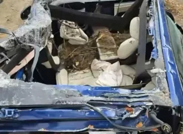 Vokietijos autobane „Tesla Model S Plaid“ sudužo po padangos sprogimo