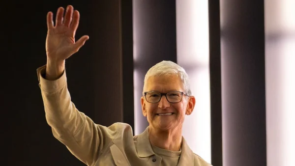 Timas Cookas pardavė beveik 192 tūkst. Apple akcijų už maždaug 64 mln. dolerių