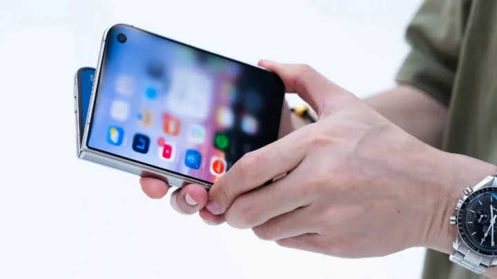 Apple pristatė pirmąjį sulankstomą „iPhone Duo“