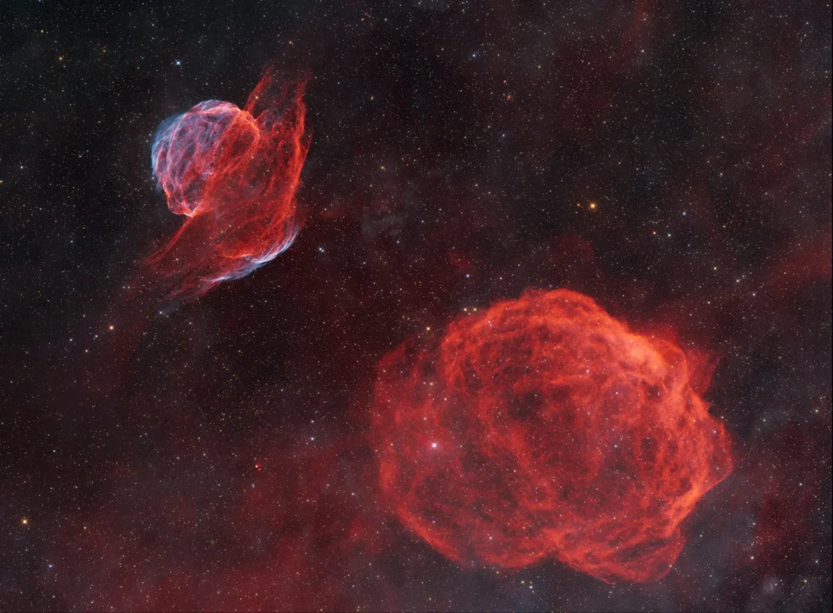 Nuotraukoje - du seni ir labai blankūs supernovų liekanų objektai SH2-223 ir SH2-224