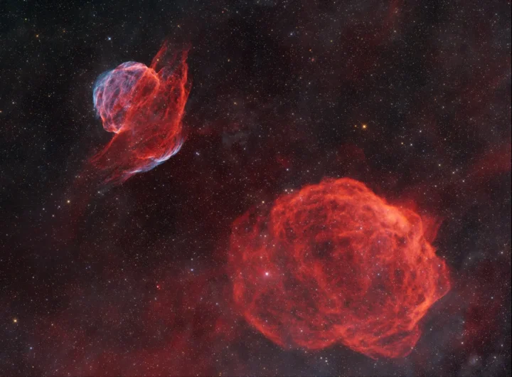 Nuotraukoje - du seni ir labai blankūs supernovų liekanų objektai SH2-223 ir SH2-224
