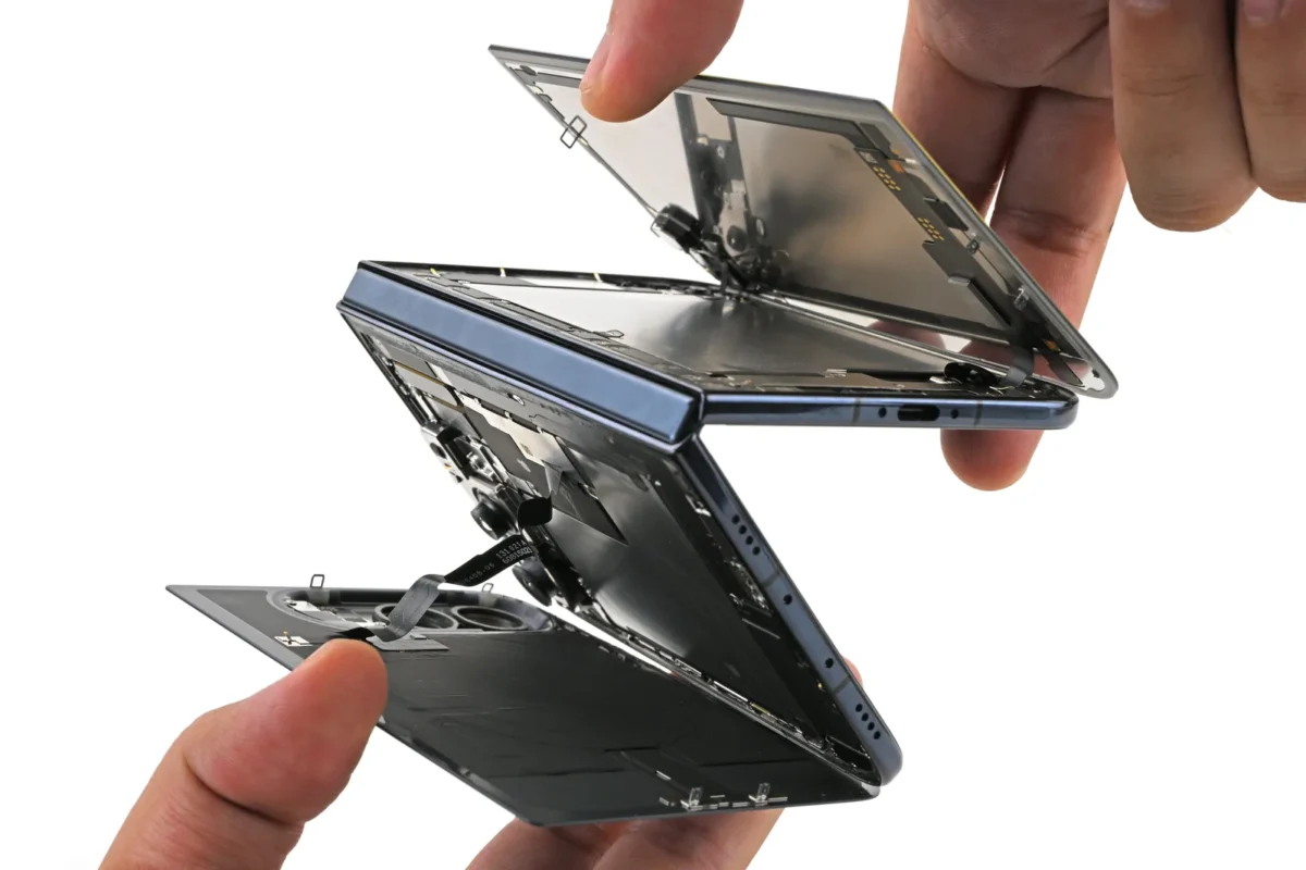 iFixit: kai kurie sulankstomi „iPhone Duo“ modeliai susiduria su ekrano įtrūkimų problemomis