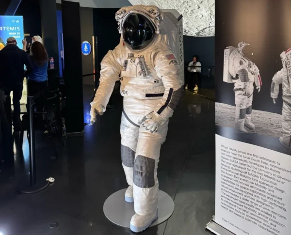 Axiom Space laukia NASA sprendimo dėl supaprastinto Artemis Mėnulio skafandro