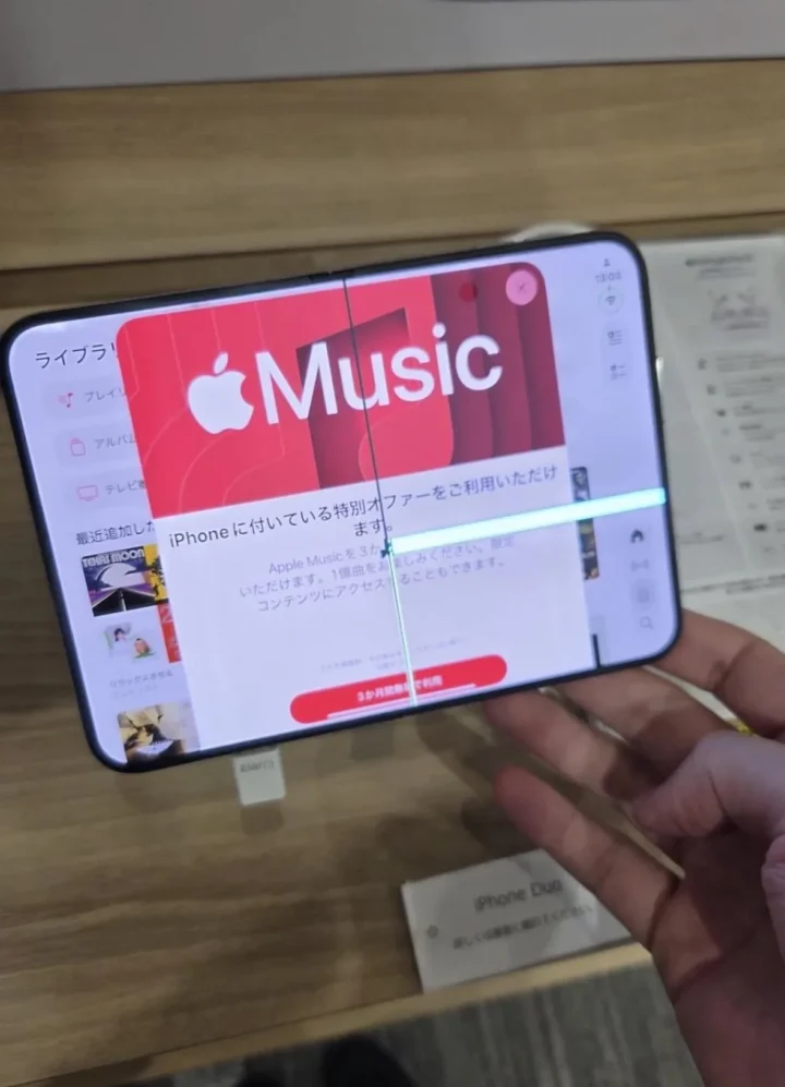 Pranešta apie kai kurių „iPhone Duo“ vidinio ekrano įtrūkimus ties lankstu
