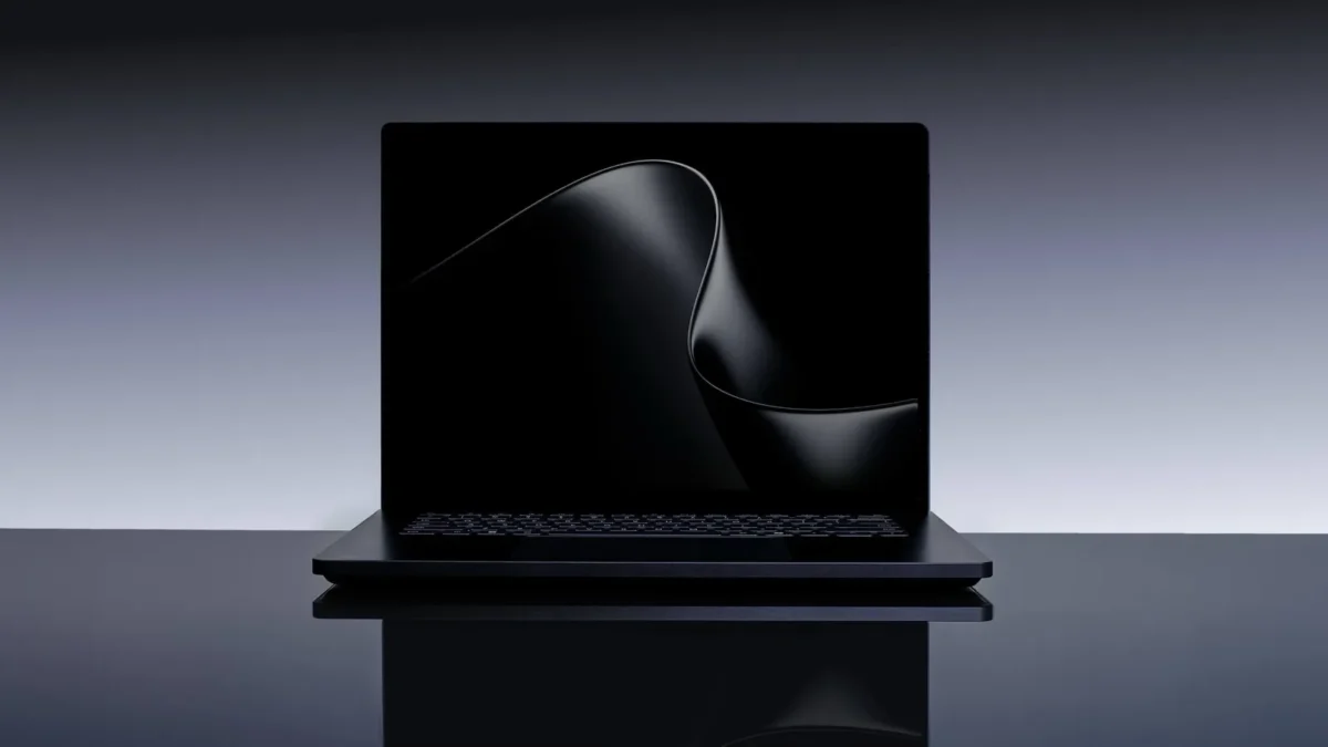 Microsoft siūlo iki 1000 JAV dolerių priemoką keičiant MacBook Pro į Surface Laptop Ultra