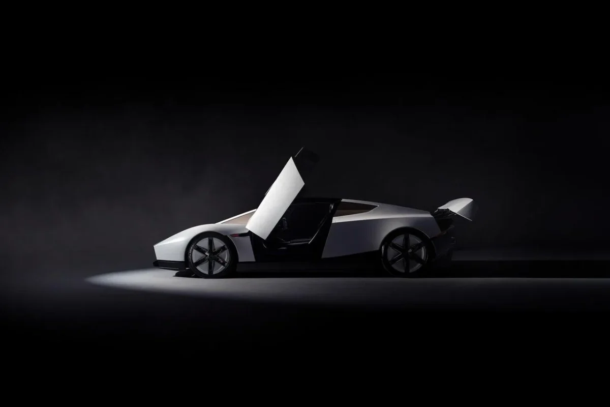 Tesla pristatė atnaujintą naujos kartos Roadster modelį