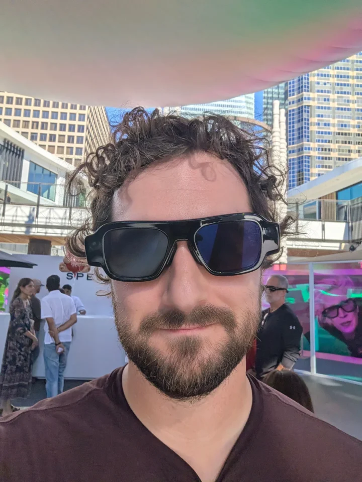 Snap Specs AR akiniai už 2 195 dolerius judant laikosi tvirtai, bet vis dar primena kūrėjams skirtą prototipą