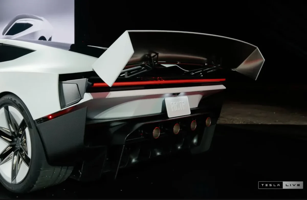 Tesla Teksase pristatė antros kartos Roadster su ore pakeliančiais stūmikliais