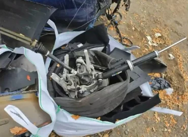 Vokietijos autobane „Tesla Model S Plaid“ sudužo po padangos sprogimo